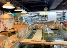 いけす道場魚家 東陽町店 求人 店内中央にある大きな「いけす」。お客様からも見やすい場所で魚を取り、鮮度抜群の海鮮料理をご提供しております。