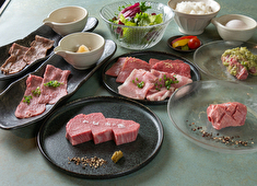 TOYO JAPAN 株式会社／「きゅうこん」「Restaurant TOYO Tokyo」「ORANGE BASE」 求人 焼肉のイメージが変わる…それほどに上質な空間の中で、肉を始め、スイーツなど厳選された各種メニューを提供中です。