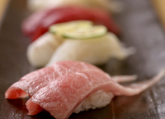 すし 鷹の羽/たかみ興産グループ 求人 1貫に魂を込め、味・雰囲気でご来店いただくお客様に“非日常”を感じていただいております。