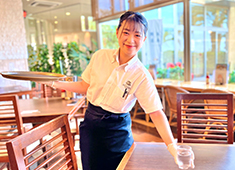 SPA&HOTEL舞浜ユーラシア／株式会社武蔵野 求人 若手スタッフが中心となり、明るく元気な接客をしています♪ベテランソムリエも在籍しており、ワインの知識も学べます◎