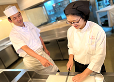 SPA&HOTEL舞浜ユーラシア／株式会社武蔵野 求人 未経験でも基礎からご指導します。女性スタッフも活躍中。気さくな総料理長のもと無理なくスキルアップを目指しましょう！