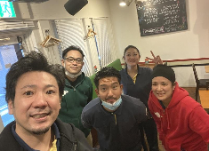 ハチョボリーノ/株式会社エイトプラネット 求人 【写真左は社長】
社長との距離が近いため、
何でも相談がしやすい職場です