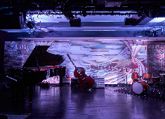 Jazz Restaurant Satin Doll／株式会社サテンドール企画 求人 当店のフロアは90%がソファ席。ソファでゆったりと寛ぎながら目の前で生演奏をするライブハウスは他にはありません。