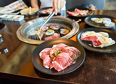焼肉つじむら 求人 肉に興味のある方は、経験豊富なシェフのもとで丁寧に仕込みから基礎を学べます。※画像はイメージ
