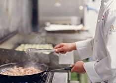 タカラ食品工業株式会社 ※飲食事業部総合採用本部 求人 各店舗でのスタッフと併せ、工場（セントラルキッチン）での勤務希望者も歓迎！落ち着いた環境で作業したい方に最適です★