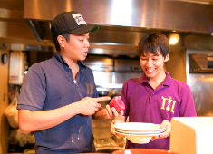 「MiKiYA'sパスタバル」/株式会社Up to you 求人 スタッフ同士仲が良く、毎日楽しく働いています。会社の仲間を「家族みたい」と言ってくれるスタッフもいるんですよ！