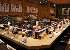 天然本まぐろ ありそ鮨し／株式会社 荒磯 求人 羽田店の店内風景。空港内でNo.1 の売上を叩き出す人気店。ホールスタッフや調理補助のご応募もお待ちしております。