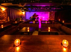 Jazz Restaurant Satin Doll／株式会社サテンドール企画 求人 当店のフロアは90%がソファ席。ソファでゆったりと寛ぎながら目の前で生演奏をするライブハウスは他にはありません。