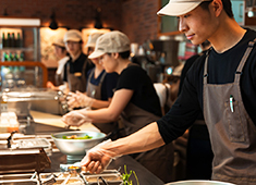 EGGS 'N THINGS JAPAN 株式会社（エッグスンシングスジャパン）／Eggs ’n Things／ CHOPPED SALAD DAY、他　※店舗オペレーション部 求人 経験年数なども不問！経験の浅い若手の方や、第二新卒者も歓迎しています！