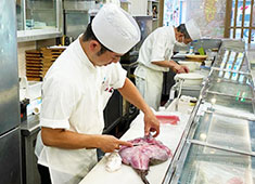 築地すし鮮 浅草雷門店 求人 寿司はもちろんのこと、和食も学べます。店舗により特性が違ったり、珍しい魚を扱えることも面白さを感じるポイント◎