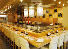 築地すし鮮 浅草雷門店 求人 1階2階にそれぞれ大きなカウンター席があります。その日のお勧め等、お客様との会話も大切にしています。