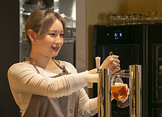 「和食 おやまだ」「やきとん まるや」「まるや 恵比寿横丁店」「もつすき焼き Toki」／株式会社 D企画 求人 女性スタッフも活き活きと働けるスタイリッシュな雰囲気。全店舗午後出勤なのも嬉しいポイント！