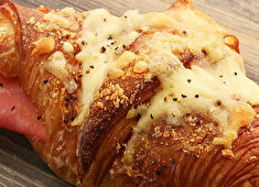 AKASAKA BAKERY SOYBA／有限会社メルヴィープランニング 求人 「美味しさと健康を徹底的に追求したパンを提供したい」そんな想いから、健康を第一に考えたパンを多数考案しています。