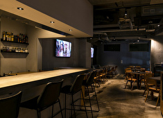 TSURUMI DINING（ツルミ ダイニング）他／株式会社フルルドレーヴ 求人 開放的な店内は働きやすさも抜群！お客様の「顔」が見渡せるので、やりがいも満載！（オープンキッチンです）