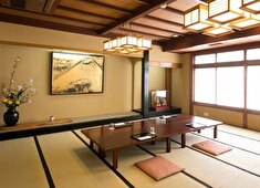 「鎌倉御代川（みよかわ）」／「日本料理 鯉之助」／株式会社 みよ河（MIYOKAWA GROUP） 求人 落ち着いて食事が楽しめるスペースも完備！記念日を含め、幅広いシチュエーションでご利用いただいております。
