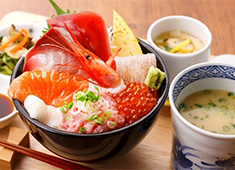 「築地食堂 源ちゃん」「讃岐うどん 伊吹や製麺」／株式会社 サイプレス 求人 その日仕入れた海鮮や旬の食材を使って日替りメニューを考え、献立を決めています。