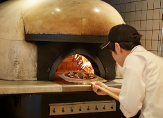 「800°DEGREES NEAPOLITAN PIZZERIA」「2416MARKET」/株式会社STABLES 求人 伝統的なナポリピッツァを再現するために、ガスや電気ではなく薪窯を使用し、華氏800度以上の高温で焼き上げています！