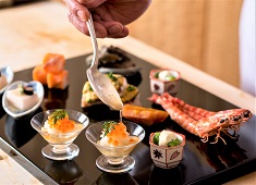 ロイヤルパインズホテル浦和／株式会社浦和ロイヤルパインズ 求人 日本料理の料理長は、老舗・日本料理店やホテルなどで経験を重ね、独自性のある「心なごむ」料理に取り組んでいます。
