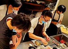 東京和食倶楽部 求人 毎月の料理開発は真剣そのもの。料理長から若手までスタッフ全員でアイデアを出し合い独自の料理、世界観を創り出します。