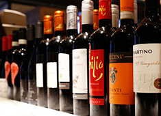『Le Bar a Vin 52』 求人 低温低湿輸送で管理された高品質の自社輸入ワインを中心に60種類を超えるボトルワインを用意。