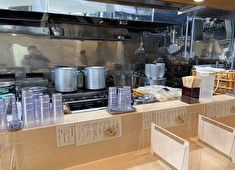 らぁ麺 六花（リッカ） 求人 若手・中堅スタッフを始め、ベテランも活躍中！気さくなオーナーを中心に、笑顔が絶えない環境を大切に日々の営業を実施！