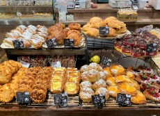 Bakery&Patisserie REBELLBE (リベルべ)／株式会社Az 求人 1日に100種類以上のパンを焼き上げています。短期間で技術が身につき、役職問わずメニュー開発にも携われます◎