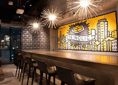 UNIHOLIC/株式会社kuLo 求人 ウニモチーフの照明、世界の言語で「ウニ」と書かれた壁画など内装にもこだわり、ウニがちりばめられた空間です