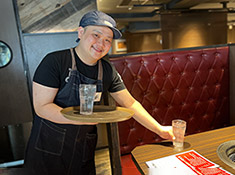 株式会社ワールドダイニング 求人 スタッフが笑顔で働ける職場⭐︎大手飲食企業から転職したスタッフも、楽しみながら活躍しています♪