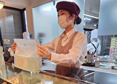 Canard（カナール）／Cafe Canard（カフェ カナール）／アトリエ／山一商事株式会社カナール 求人 毎年新卒スタッフも入社しており、経験を積んで最前線で活躍中！意欲があればどんどん上を目指せるキャリアフローがあり！