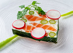 TSUKI sur La mer 求人 日本ならではの海の幸を使ったガストロノミ料理が自慢です。