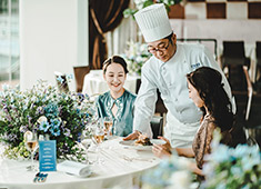 TSUKI sur La mer 求人 週末はウエディングパーティーも。ロマンチックな景色に包まれて、最高のおもてなしをお届けしています。