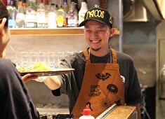 『DexeeDiner（ディキシーダイナー）』『MOKUOLA（モクオラ）』他／株式会社エーディーエモーション　【CAFEブランド採用本部】 求人 多数ブランドを展開する個人店の集合体の様な会社だから自由度満載！新ブランドがアナタのアイデアで誕生する事も…！