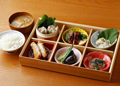 『W Yokohama -The Wine Hall-』『KUROBUTAYA -lumine Yokohama-』他／株式会社エーディーエモーション　【RESTAURANT・IZAKAYAブランド採用本部】 求人 幻の鹿児島産「六白黒豚」など契約農家から直接仕入れた旬の素材を扱う居酒屋ブランド『黒ぶたや』でも新メンバー募集中！