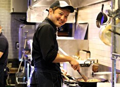 『W Yokohama -The Wine Hall-』『KUROBUTAYA -lumine Yokohama-』他／株式会社エーディーエモーション　【RESTAURANT・IZAKAYAブランド採用本部】 求人 若手でも最前線で働けるから、年齢や経験値ではなく入社後の頑張りが正当に評価される好環境です。