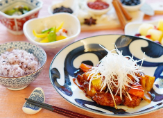 株式会社リエイ 求人 栄養バランスの良い、和食・洋食・中華に加えて、各地の郷土料理や世界各国の料理、薬膳料理なども作っています。