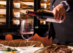 BENJAMIN STEAK HOUSE/株式会社 オーイズミフーズ 求人 スタッフのモチベーション維持には、連日連夜、お客様の笑顔で店内が一杯になるためです！