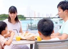 ユナイテッド＆コレクティブ 株式会社（グロース市場上場企業） 求人 飲食業界だからといって家族の時間が少ない。なんてことはありません。休日のお出かけも頻繁にできます。