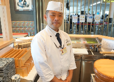 天然本まぐろ ありそ鮨し／株式会社 荒磯 求人 旬を早くメニューに取り入れ、冬場には越前がにといった他店で触れられない仕込みも経験でき経験値UPを実感できます。