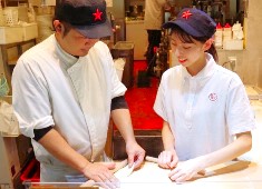 マニアプロデュース株式会社 求人 入社後マンツーマンでしっかり教えています。レシピがあるので調理経験がなくても本格的な餃子や小籠包が作れます！