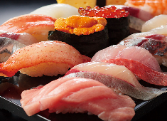 株式会社せんざん 求人 こだわりの魚は市場へ買い付けに
行った朝どれの魚！旬の魚を使った
刺身や寿司は大人気！