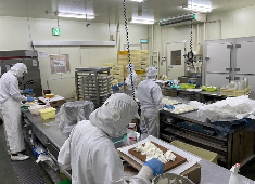 株式会社シェフワールド 求人 ＜▲製菓製造の様子＞経験が浅くても大丈夫！先輩社員が丁寧に教えます！どこにも負けないPB商品を作りましょう！