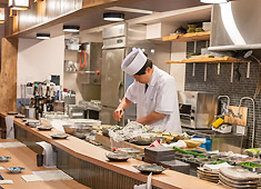 「六角亭 中目黒」「カフェダイニングFuji」 求人 季節感を大事にした素材を厳選。料理人としてのやりがいを感じられ、本格的な技術や日本酒が学べます！