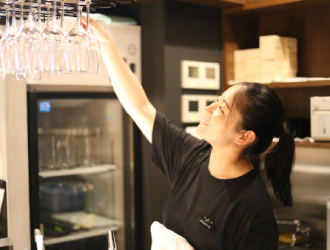 恵比寿つきのうさぎ／マルデナポリジャパン株式会社 求人 厳選した日本酒やワインなども扱います。飲食店のアルバイト経験も活かせますよ。“粋”なお店を一緒につくりましょう！
