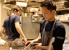RACINES（麻布台） 求人 食べることが好き・料理好き・人を楽しませる・驚かせることが好きな方、１チームで一緒に最高の空間を作りましょう。