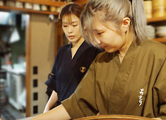 「赤坂おでん あさり」「焼売スタンド しじみ」／合同会社 momo 求人 先輩社員が丁寧に教えてくれます！包丁を握るところから始めたスタッフも今では「料理っておもしろい！」と成長しています