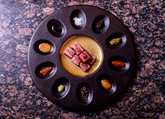 銀座鉄板焼き 肉一凛宮（ニクイチリンクウ）／鮨 水天一碧（スイテンイッペキ）／HIP STYLE DINING Co., Ltd. 求人 全席カウンターで、鉄板焼きを目の前でお楽しみいただく事ができ、カウンター越しのライブパフォーマンスは大人気！