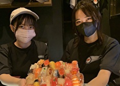 「鮨 りんだ」「ブルペン」「DUGOUT（ダグアウト）」／株式会社ショートストップ 求人 女性スタッフも活躍中！スタッフの人柄・人間性は業界でもトップクラスを自負しており、そういった面の働きやすさも抜群！