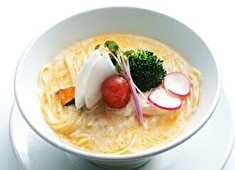 株式会社アデッソ 求人 『銀座 篝』とっても濃厚な鶏白湯スープは、まるで高級料理店のポタージュスープの様な味わいです。