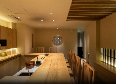 「すし 堺」「THE SAKAI Tokyo」etc.／株式会社 ライズ 求人 飲食業界では当たり前になってきた月8日休みを確立☆更なる労働時間の短縮を目指し、効率の良い働き方を実践しています！