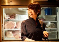 焼肉 炭聖 -TANSEI- / 株式会社タンセイ 求人 20代・30代も多数活躍中！仕事とプライベートはしっかり分け、社員・バイト間でもフラットな関係性を築くチーム♪
